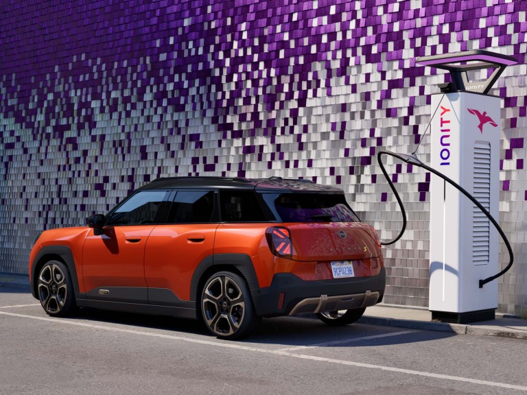 MINI Aceman 100% eléctrico - carga - carga en el trabajo