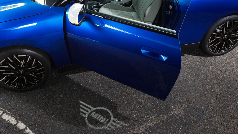 MINI 100% eléctrico - exterior - luz de bienvenida