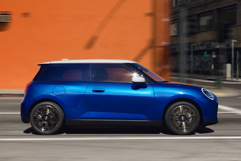 MINI 100% eléctrico - galería exterior - vista lateral