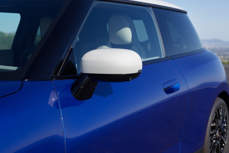 MINI 100% eléctrico - galería exterior - espejo
