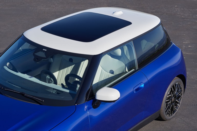 MINI 100% eléctrico - galería exterior - detalles de techo solar