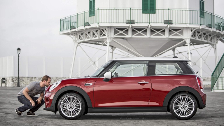 MINI 3 puertas - rojo - vista lateral